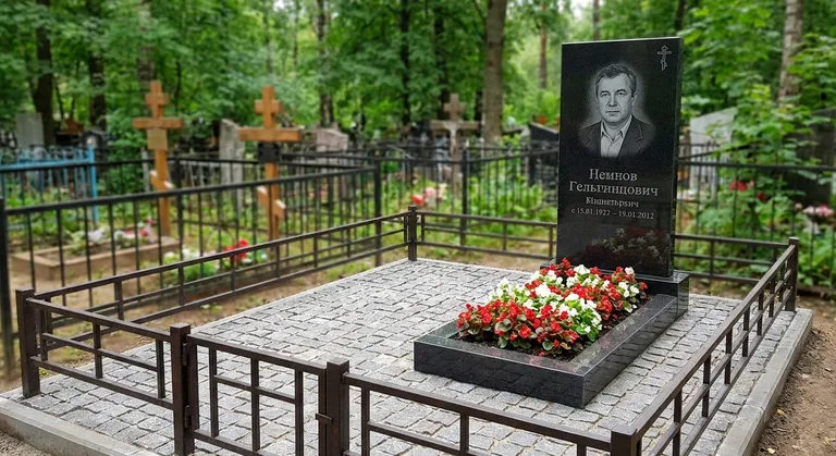 Памятник под ключ с цветником и благоустройством в Новокузнецке