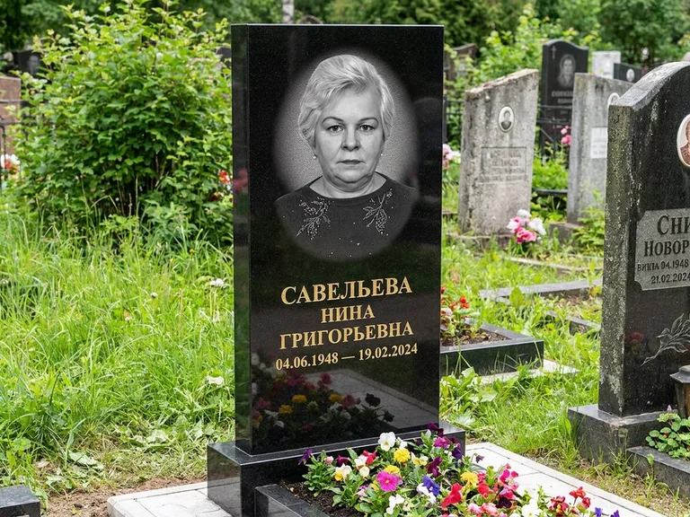 Портрет на памятнике в Новокузнецке — Паспортное фото восстановили и награвировали на чёрной стеле