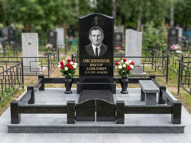 Портрет на памятнике в Новокузнецке — Старый снимок → гравировка на премиум-комплексе с плиткой и оградой
