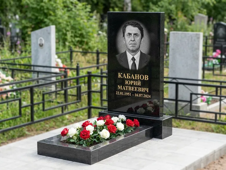 Портрет на памятнике в Новокузнецке — Старый снимок → гравировка на вертикальной стеле