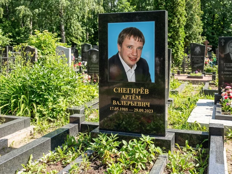 Портрет на памятнике в Новокузнецке — Цветное фото → прямоугольная фотокерамика на чёрном граните