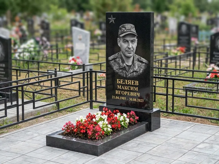 Портрет на памятнике в Новокузнецке — Военное фото → цветная фотокерамика, гравированная звезда