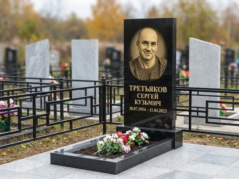 Портрет на памятнике в Новокузнецке — Восстановленный портрет → гравировка на вертикальной стеле