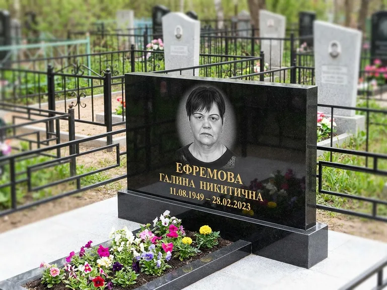 Портрет на памятнике в Новокузнецке — Ч/б портрет → гравировка на горизонтальном памятнике