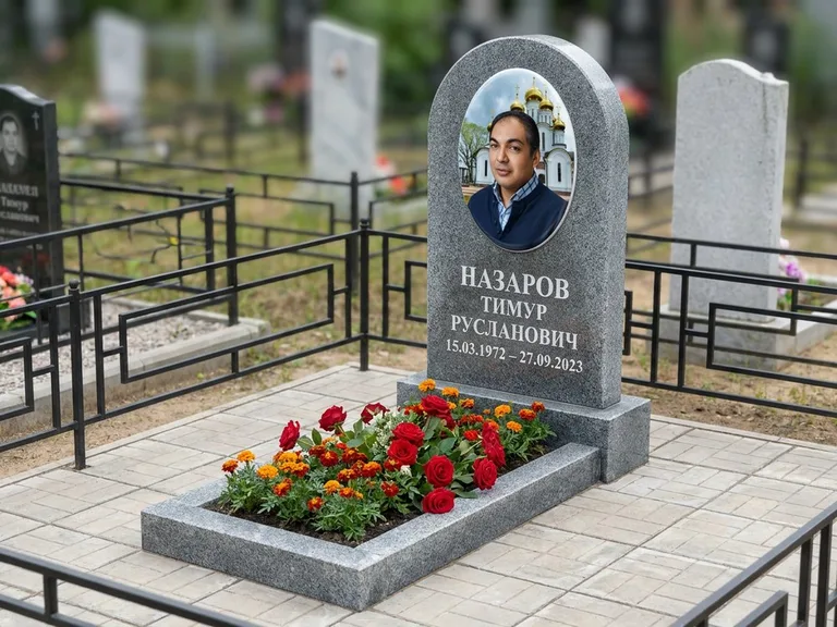 Портрет на памятнике в Новокузнецке — Цветной портрет → фотокерамика-овал на сером граните, буквы белые