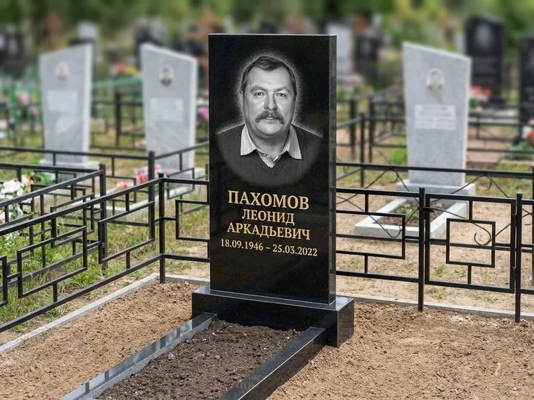 Портрет на памятнике в Новокузнецке — Маленькое фото → гравировка на простом бюджетном памятнике