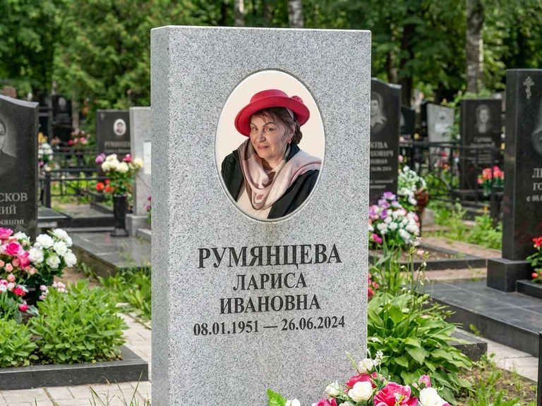 Портрет на памятнике в Новокузнецке — Цветной портрет → овальная фотокерамика на светлом камне