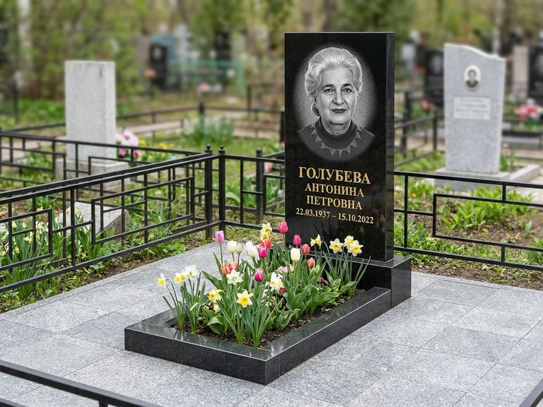 Портрет на памятнике в Новокузнецке — Выцветший скан восстановили и награвировали на стеле