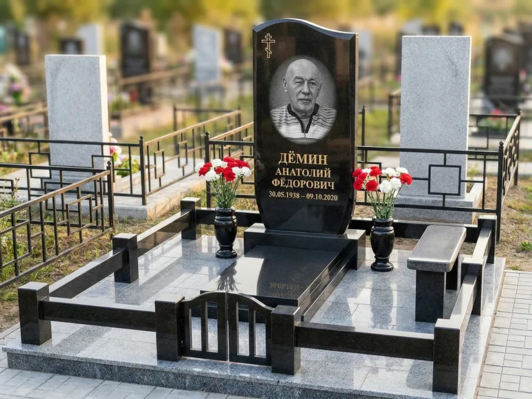 Портрет на памятнике в Новокузнецке — Реставрация → гравировка на премиум-комплексе