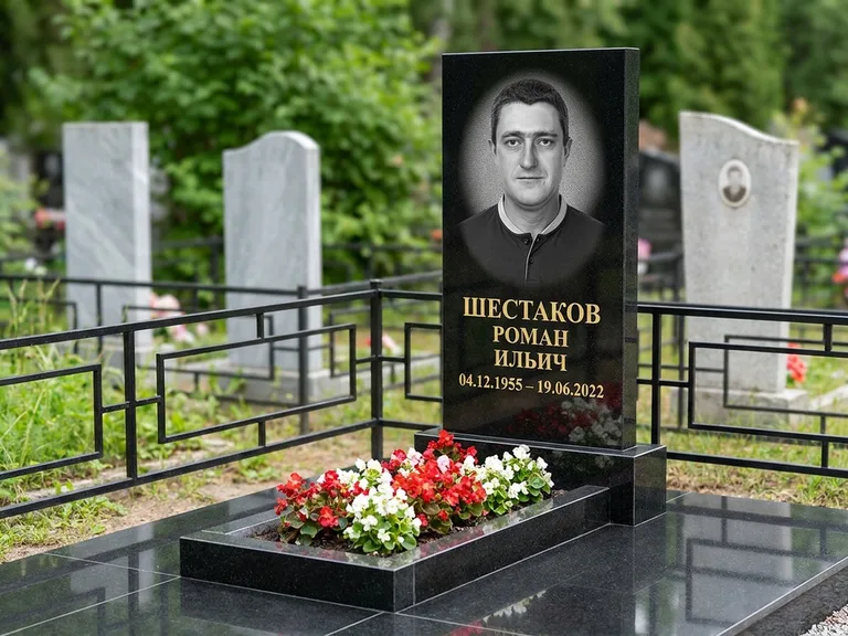 Портрет на памятнике в Новокузнецке — Ч/б портрет → гравировка на стеле