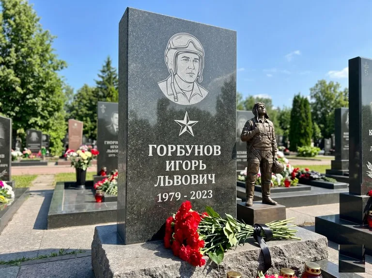 Гранитная фигура лётчика на памятнике военному со звездой в Новокузнецке