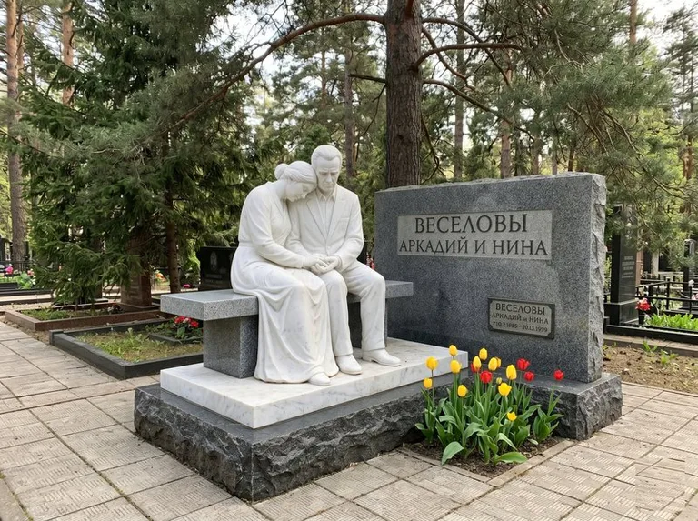 Мраморная скорбящая пара на эксклюзивном мемориале в Новокузнецке