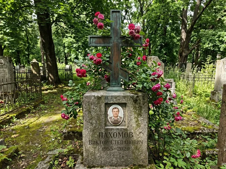 Бронзовый крест с розами на гранитной плите в Новокузнецке