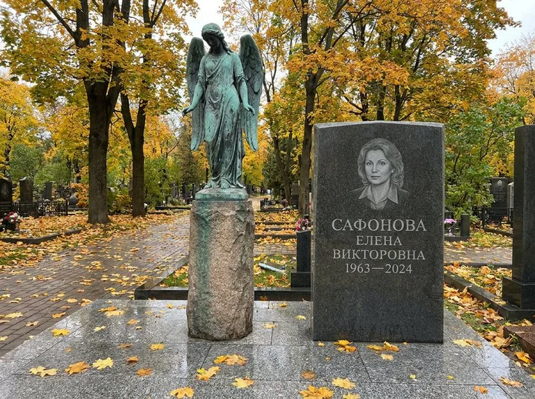 Бронзовый ангел на колонне рядом с памятником в Новокузнецке