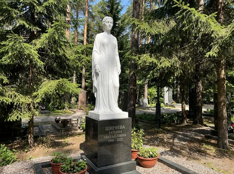 Ростовая женская фигура с портретным сходством на мемориале в Новокузнецке