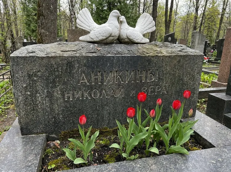Пара голубей из литьевого мрамора на гранитной плите в Новокузнецке