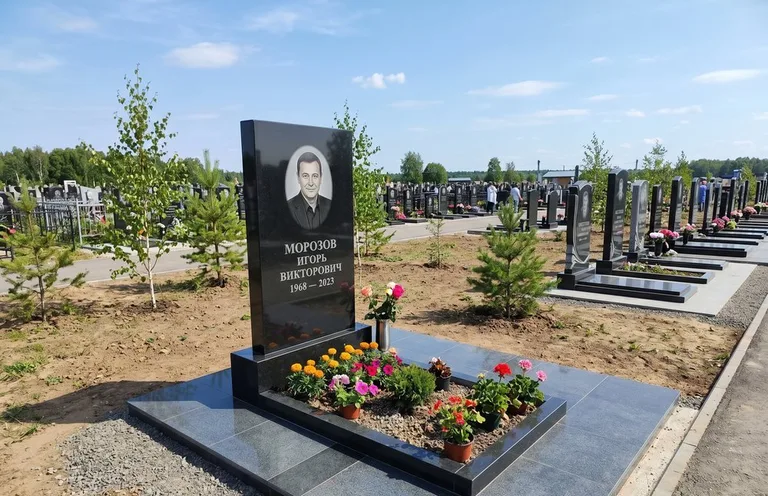 Уборка могилы со скамьёй до и после в Новокузнецке