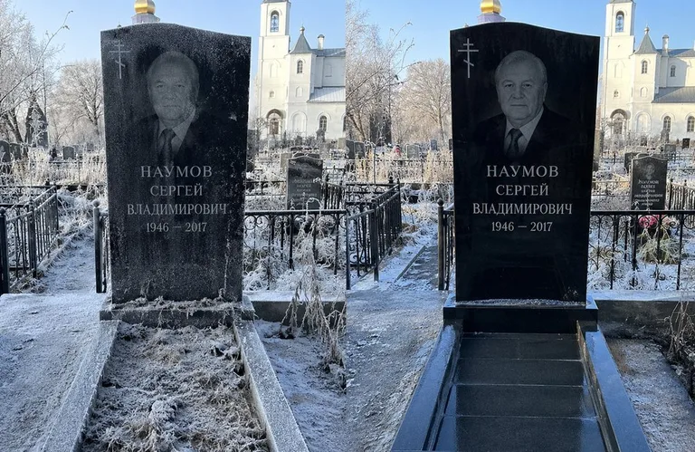 Диптих №18: могила с деревянным крестом и низкой оградкой — выполота трава в Новокузнецке