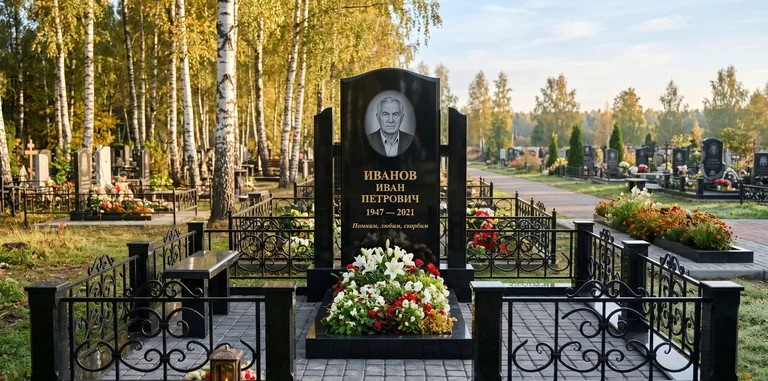 Мемориальный комплекс с цветником и оградой в Новокузнецке