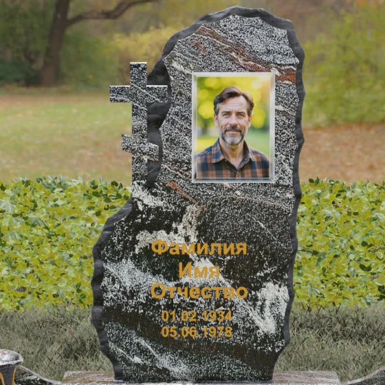 Гранитный памятник с крестом во Владивостоке, гранит амфиболит