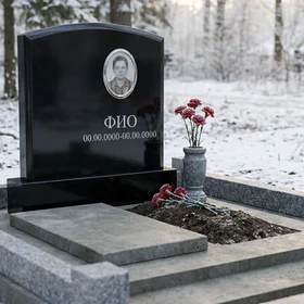 Памятник из полимера в форме арки