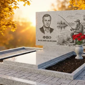 Гранитный памятник рыбаку в виде глыбы с камышами у реки
