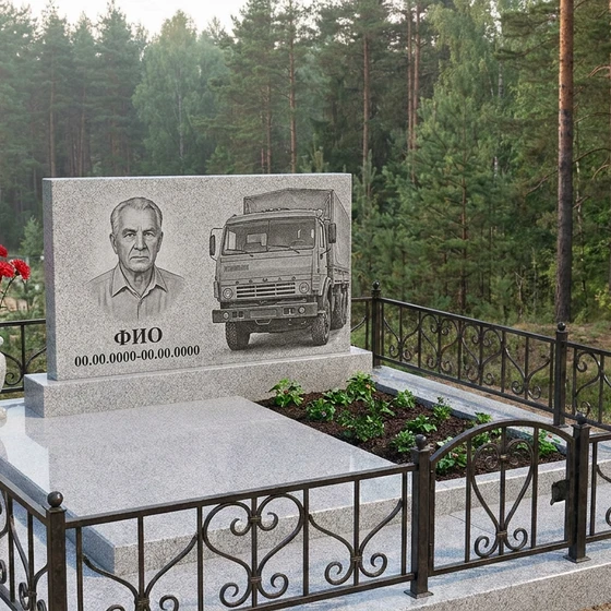Гранитный памятник дальнобойщику в форме монолитной глыбы с автопоездом