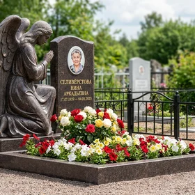 Памятник с коленопреклонённым ангелом из дымовского гранита