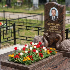 Памятник с парой лебедей из дымовского гранита