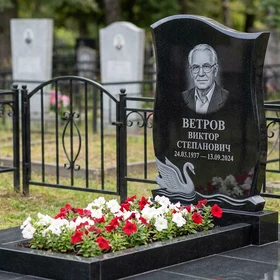 Памятник с лебедем и волной из черного габбро-диабаза