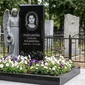 Памятник с крылом ангела из чёрного габбро-диабаза