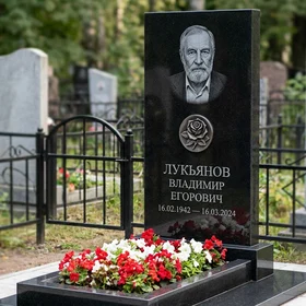 Комбинированный памятник фигурный с полукруглым завершением и цветником из красного гранита