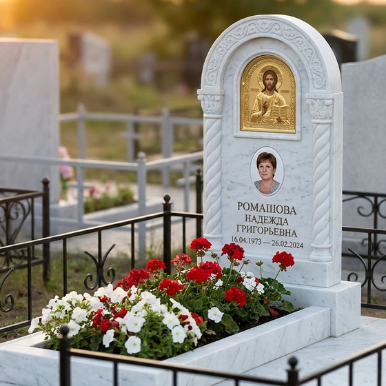Памятник с иконой спасителя из белого мрамора с портретом