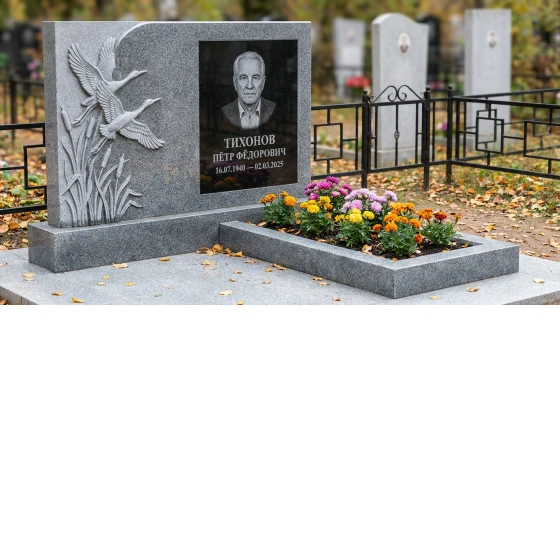 памятник с журавлиным клином из серого гранита с портретом