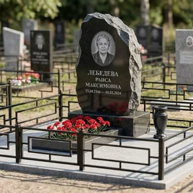 Гранитный памятник в виде скалы