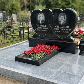 Комбинированный памятник в форме сердца на двоих