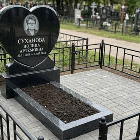 Гранитный памятник в форме сердца