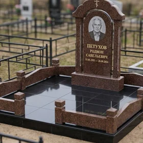 Комбинированный памятник с арочным верхом с крестом