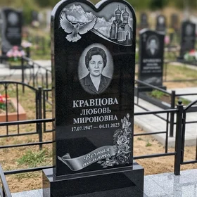 Гранитный памятник в форме сердца с голубем и храмом