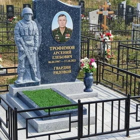 Гранитный памятник Военному с фигурным солдатом