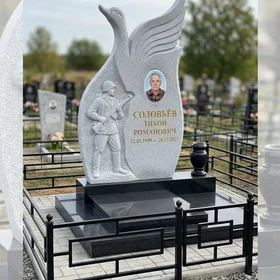 Комбинированный памятник Лебедь с солдатом и резной стелой