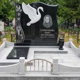 Комбинированный памятник Волнистый с лебедем и свечой