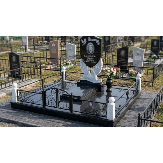 Комбинированный памятник с лебедем и гравировкой голубей