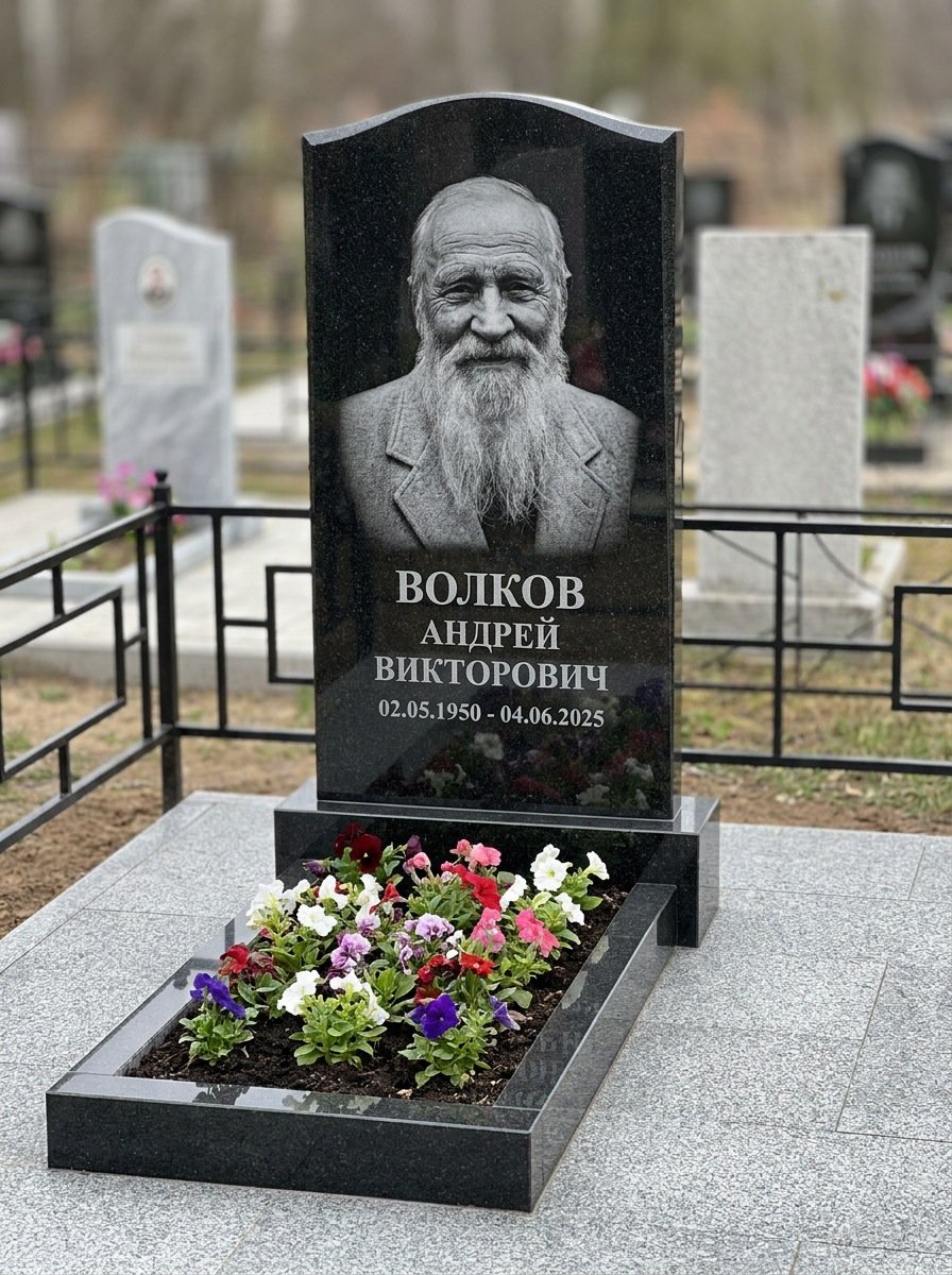 Портрет на памятнике в Новокузнецке — Старый снимок восстановили, портрет по грудь — гравировка
